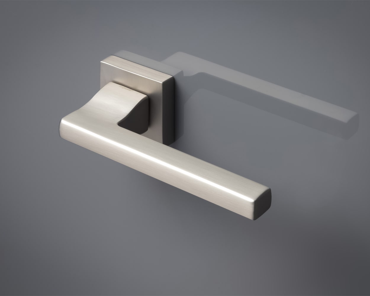 Turkish Do?anlar Turkuaz handle with a modern design, featuring a 52mm rose and 142mm handle length, offering a sleek and durable grip to elevate your decor.